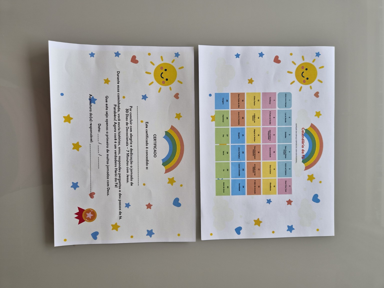 Calendário da Fé e Certificado de Herói da Fé impressos